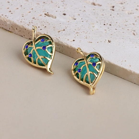 ◾️18k Gold Plated Vintage Leaf Earrings - Picture 4 of 4